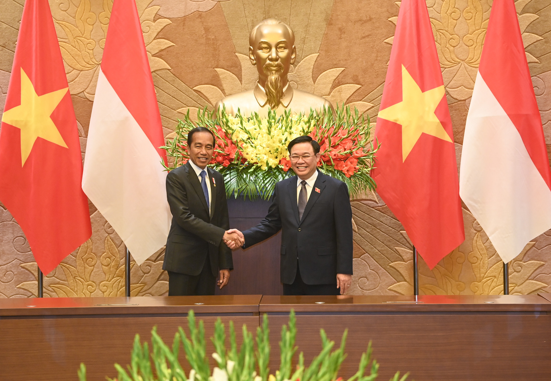 Chủ tịch Quốc hội Vương Đình Huệ và Tổng thống Indonesia Joko Widodo.