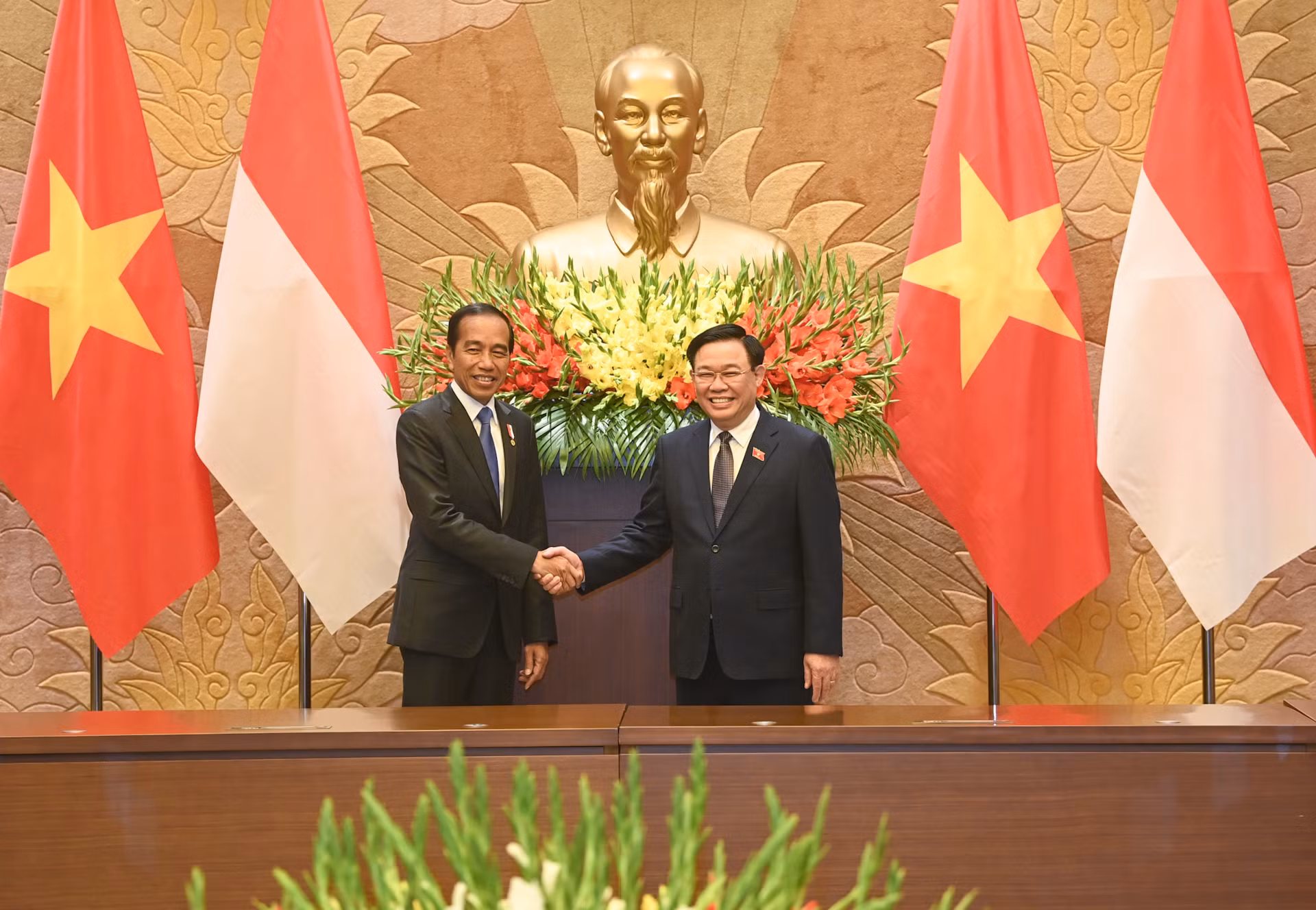 Chủ tịch Quốc hội Vương Đình Huệ và Tổng thống Indonesia Joko Widodo. Chủ tịch Quốc hội Vương Đình Huệ và Tổng thống Indonesia Joko Widodo.