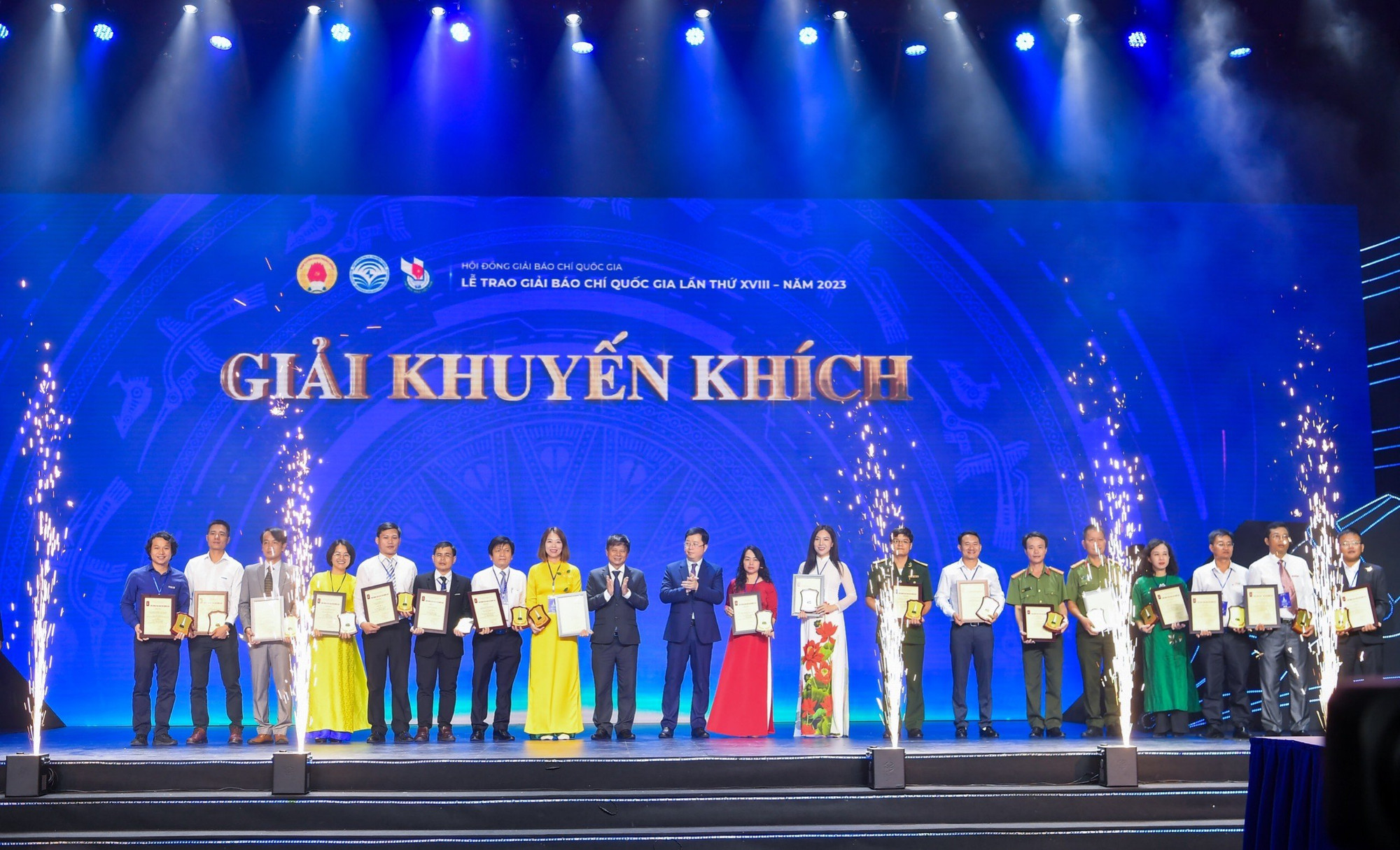 Đồng chí Nguyễn Thanh Lâm, Thứ trưởng Thông tin và Truyền thông, Phó Chủ tịch Hội đồng Giải Báo chí quốc gia và đồng chí Trần Trọng Dũng, Phó Chủ tịch Hội Nhà báo Việt Nam, Ủy viên Hội đồng Giải Báo chí quốc gia trao giải cho các tác giả, nhóm tác giả đoạt giải Khuyến khích.