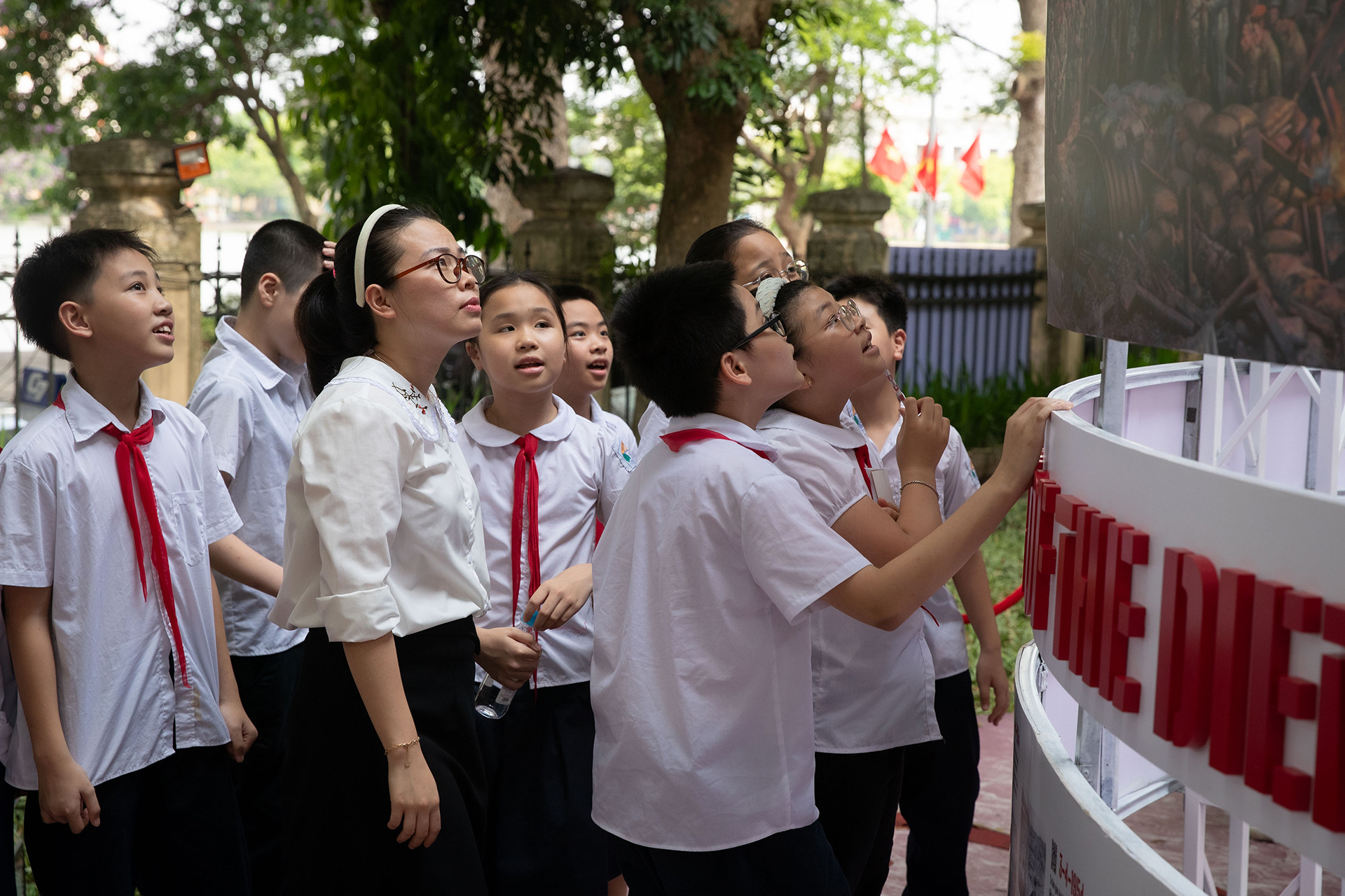 Các bạn học sinh được chiêm ngưỡng bức tranh panorama bao quanh hình tròn với đường kính dài 5,5m, chiều cao hơn 3m.