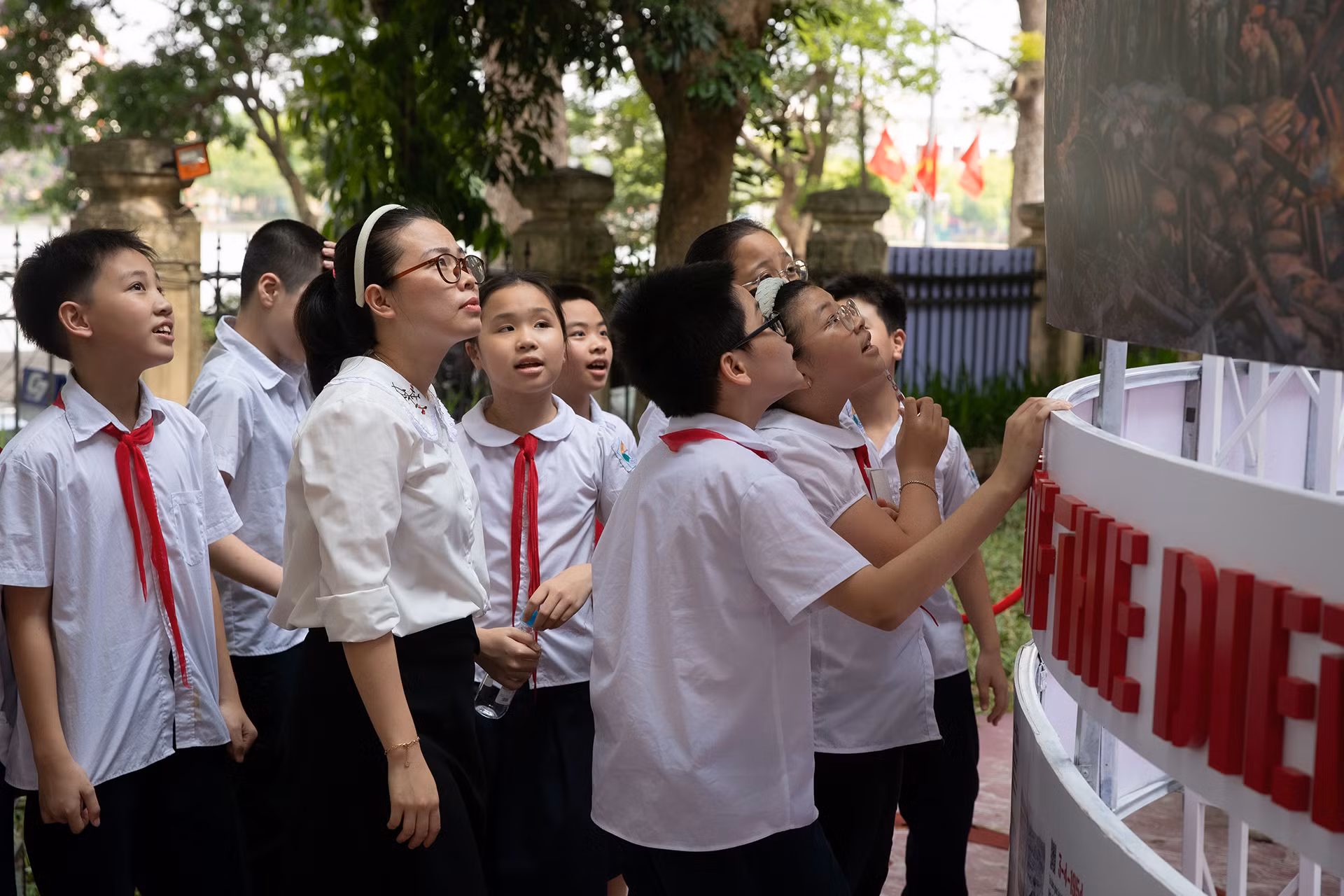 Các bạn học sinh được chiêm ngưỡng bức tranh panorama bao quanh hình tròn với đường kính dài 5,5m, chiều cao hơn 3m.