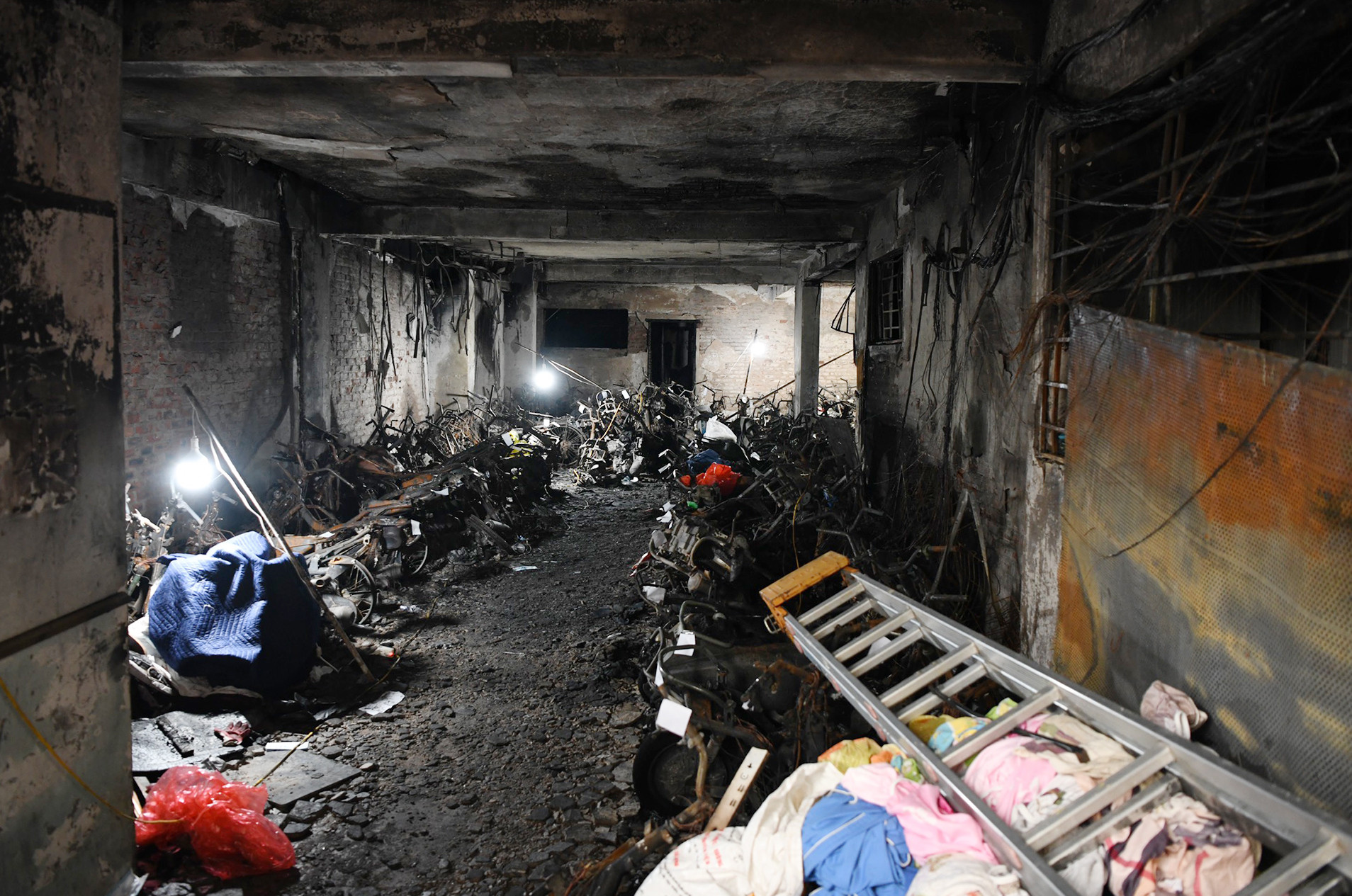 [Ảnh] Thủ tướng thị sát hiện trường vụ cháy chung cư mini đặc biệt nghiêm trọng tại Hà Nội ảnh 3