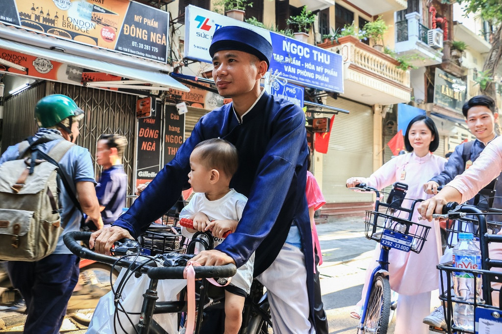 Anh Nguyễn Ngọc Quảng (Phúc Thọ, Hà Nội) đưa 4 bạn nhỏ đến tham gia chương trình từ 6 giờ kém 20 phút. Anh thấy đây là một sự kiện hết sức ý nghĩa và thú vị cho dịp nghỉ lễ này.