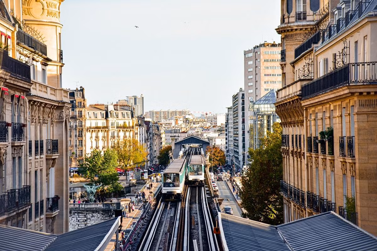 Trong những ngày này, Paris khoác lên mình một diện mạo khác hẳn với mùa hè chói chang. Khung cảnh tĩnh lặng khiến Paris không giống những ngày hè sôi động, tấp nập người đi trên những con phố. (Ảnh: MINH DUY)