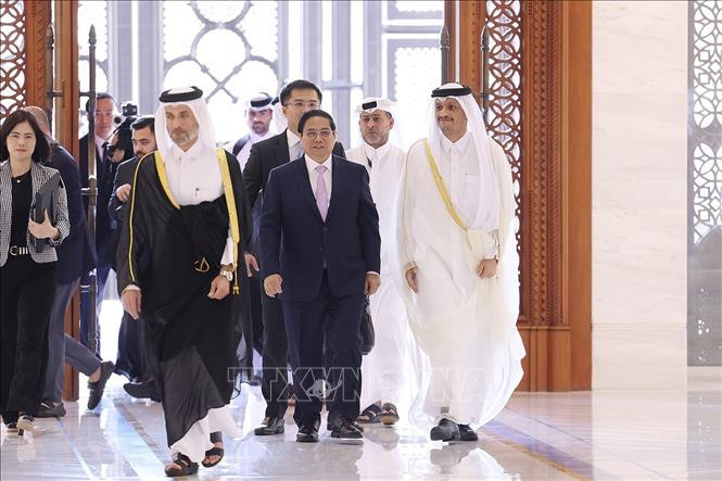 Thủ tướng Nhà nước Qatar Sheikh Mohammed bin Abdulrahman bin Jasim Al-Thani chủ trì Lễ đón Thủ tướng Phạm Minh Chính thăm chính thức Nhà nước Qatar. (Ảnh: Dương Giang/TTXVN)
