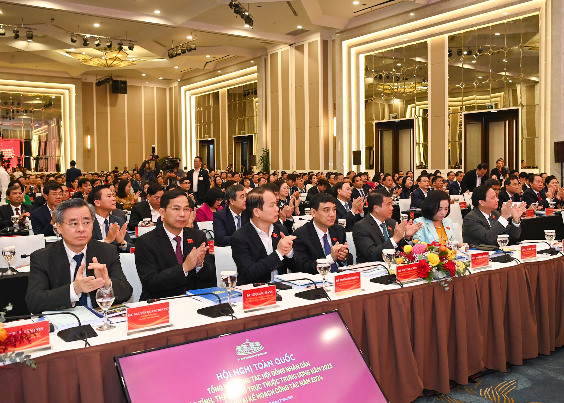 Các đồng chí lãnh đạo Đảng, Nhà nước, Quốc hội dự hội nghị. Các đồng chí lãnh đạo Đảng, Nhà nước, Quốc hội dự hội nghị.