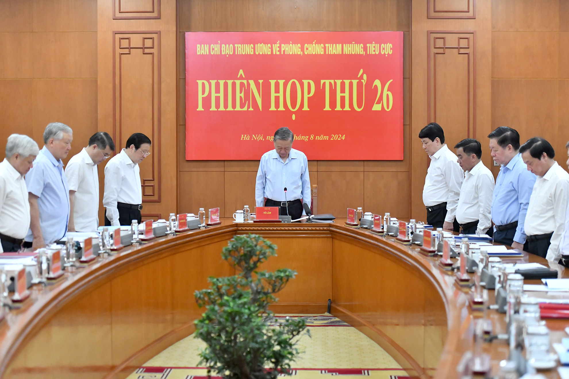 Tổng Bí thư, Chủ tịch nước Tô Lâm và các đồng chí lãnh đạo Đảng, Nhà nước và các đại biểu dành một phút mặc niệm cố Tổng Bí thư Nguyễn Phú Trọng.