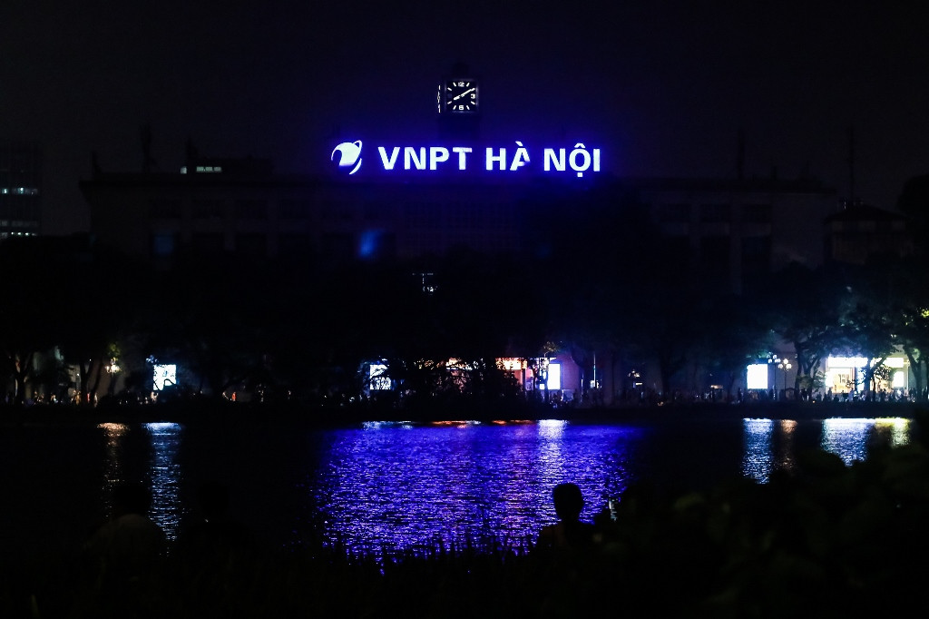 [Ảnh] Phố đi bộ Hồ Gươm thực hiện tiết kiệm điện ảnh 3