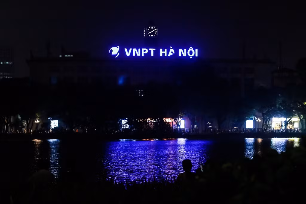 [Ảnh] Phố đi bộ Hồ Gươm thực hiện tiết kiệm điện ảnh 3