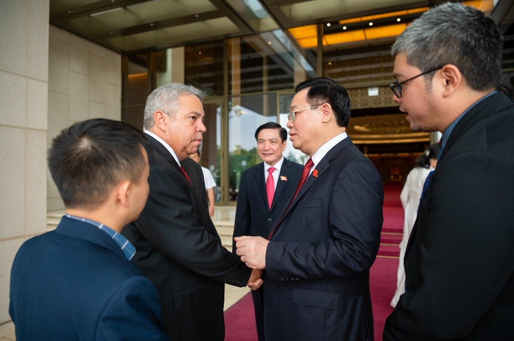 Chủ tịch Quốc hội Vương Đình Huệ tiễn đồng chí Ulises Guilarte De Nacimiento sau khi kết thúc buổi tiếp.