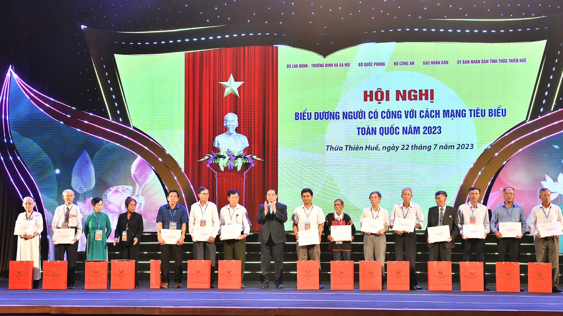 Thủ tướng Phạm Minh Chính tặng quà và trao kỷ vật cho các cán bộ đi B và thân nhân của các cán bộ đi B.