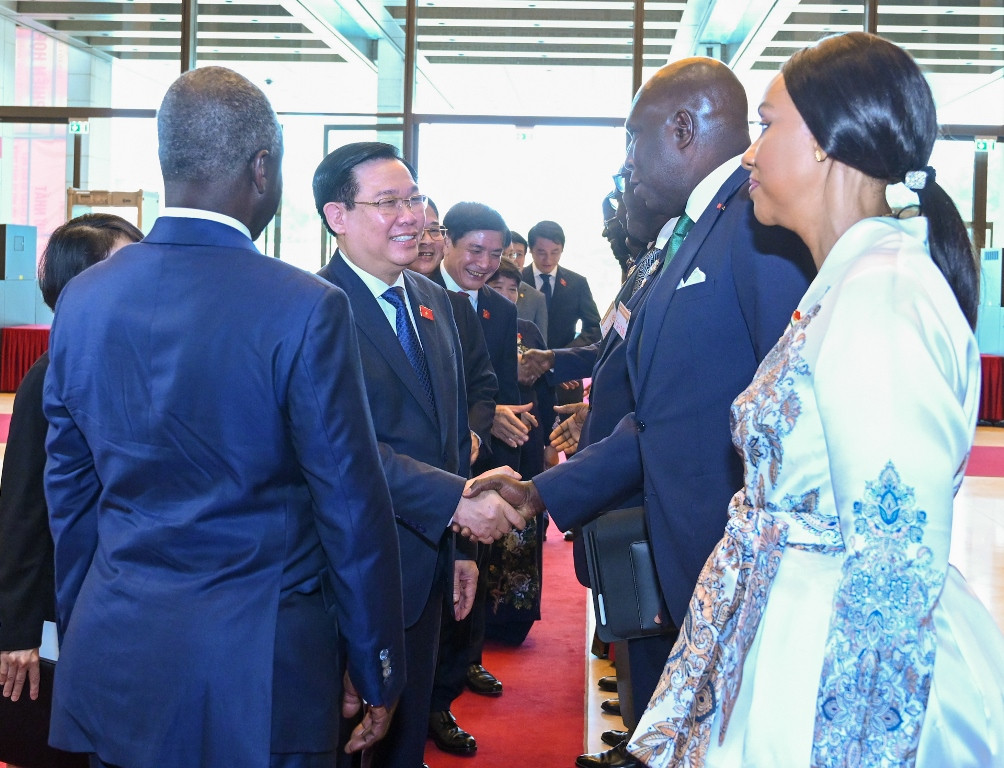 Chủ tịch Quốc hội Adama Bictogo giới thiệu các thành viên đoàn với Chủ tịch Quốc hội Vương Đình Huệ.