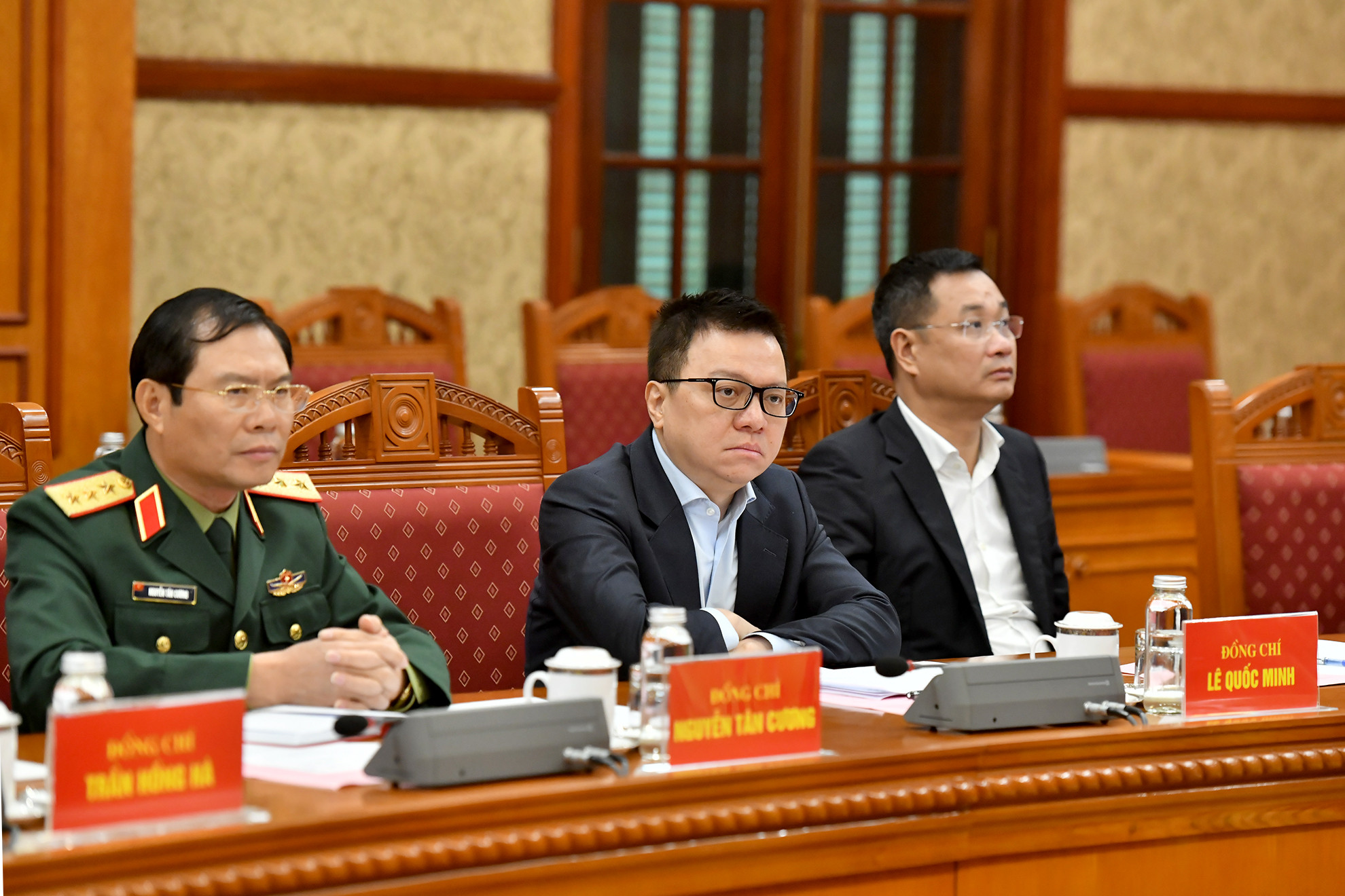 Đồng chí Lê Quốc Minh, Ủy viên Trung ương Đảng, Tổng Biên tập Báo Nhân Dân, Phó Trưởng Ban Tuyên giáo Trung ương, Chủ tịch Hội Nhà báo Việt Nam và các đại biểu tham dự phiên họp.