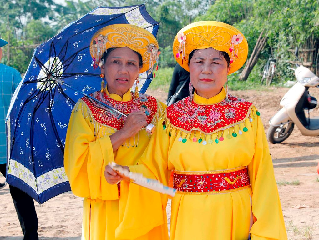 Người dân địa phương với sắc màu trang phục tham gia lễ hội.