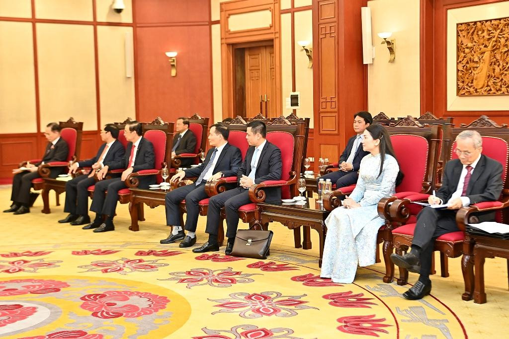 Đoàn đại biểu Việt Nam tại buổi tiếp.