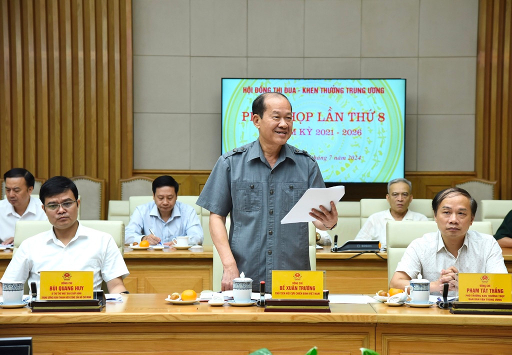 Chủ tịch Hội Cựu chiến binh Việt Nam Bế Xuân Trường phát biểu tại phiên họp.