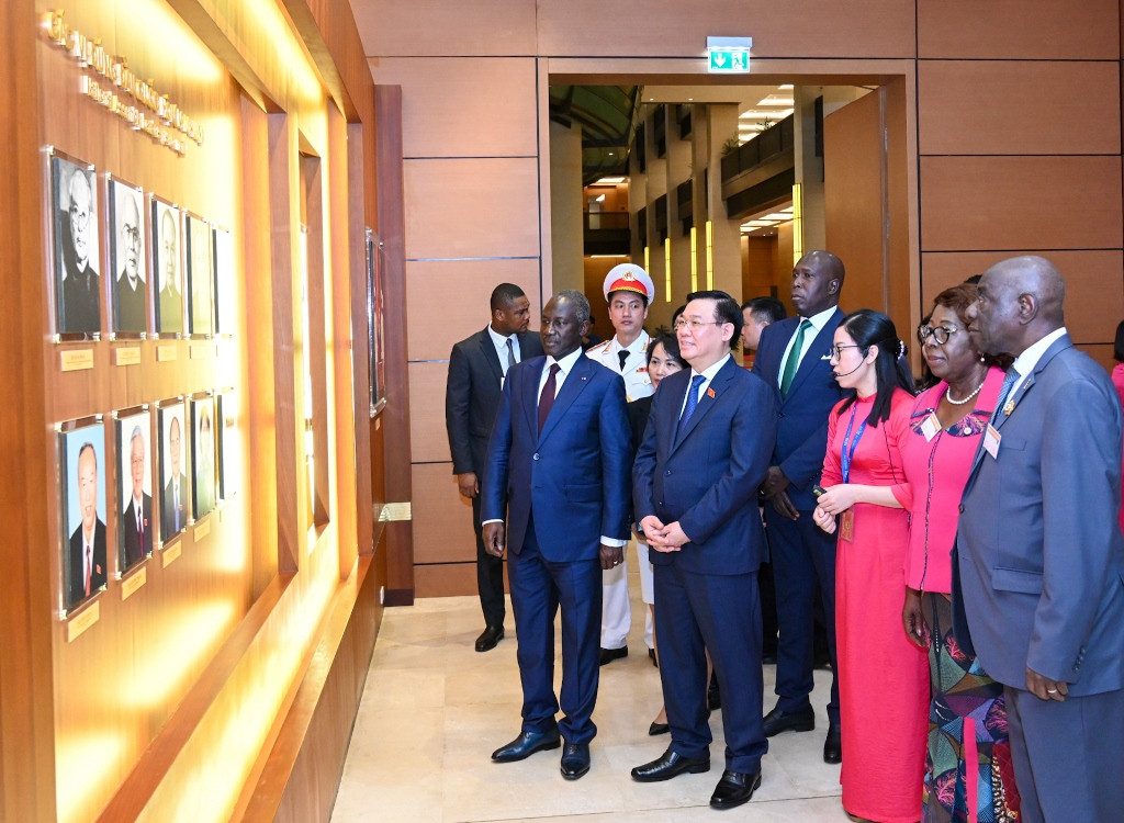 Chủ tịch Quốc hội Vương Đình Huệ và Chủ tịch Quốc hội Adama Bictogo và các đại biểu thăm Phòng truyền thống Quốc hội Việt Nam.