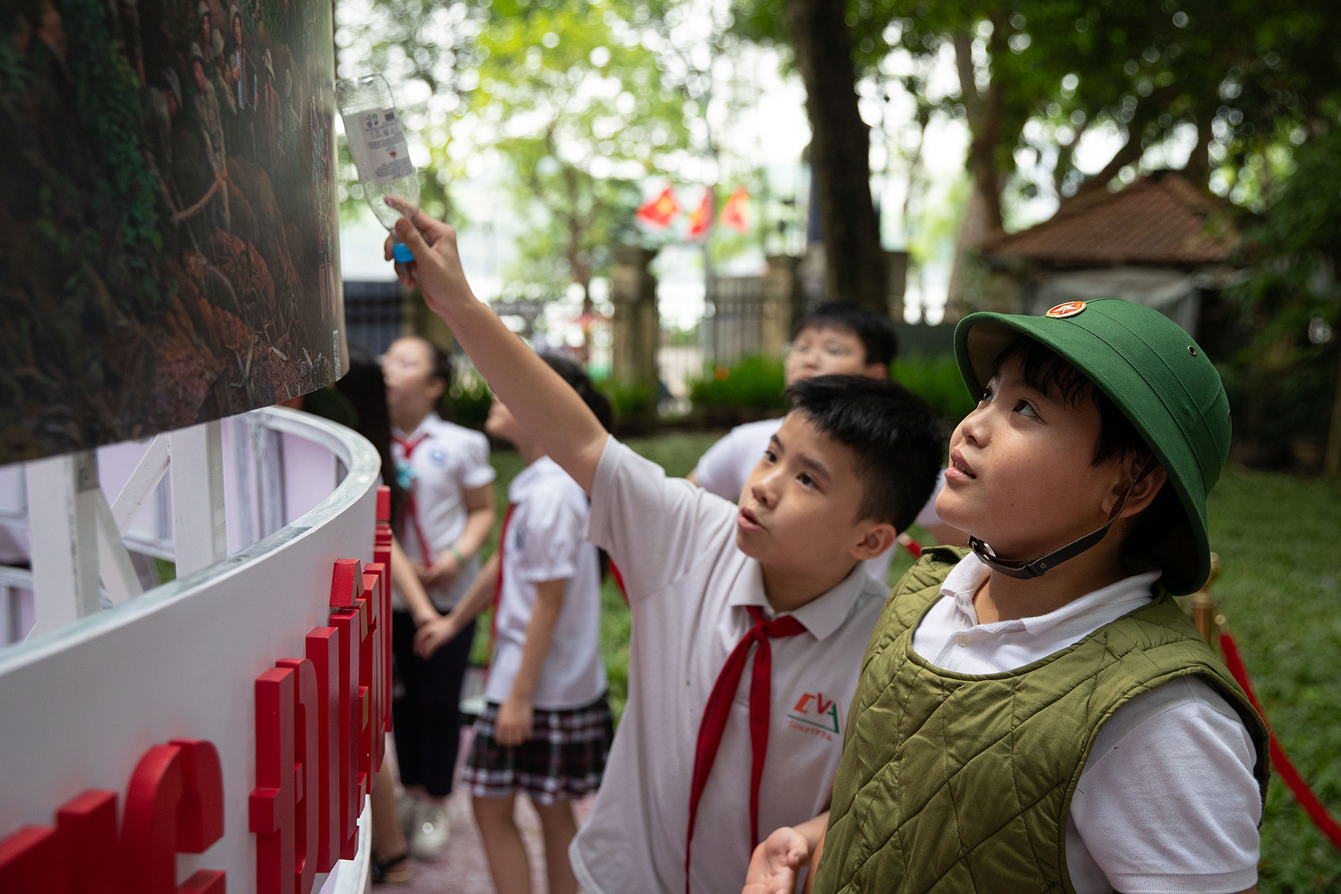 Các bạn học sinh thích thú khi được khoác lên mình trang trang phục của các chiến sĩ tại triển lãm.