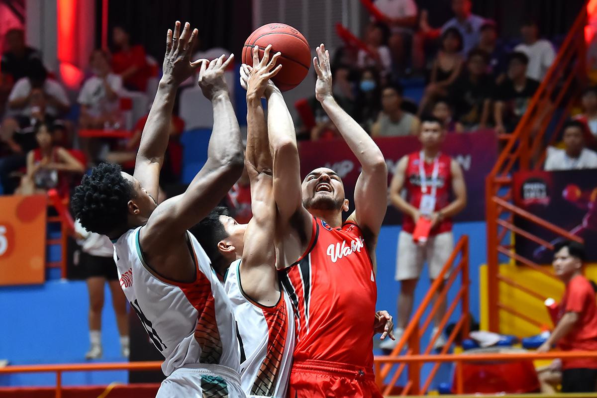 Các học trò của huấn luận viên Phan Thanh Cảnh chủ động hai kèm một với các ngoại binh của đối thủ. Cách phòng thủ này khiến Holloman hay Guillozet không thể tận dụng thể hình để thoải mái ghi điểm như trước. Các học trò của huấn luận viên Phan Thanh Cảnh chủ động hai kèm một với các ngoại binh của đối thủ. Cách phòng thủ này khiến Holloman hay Guillozet không thể tận dụng thể hình để thoải mái ghi điểm như trước.