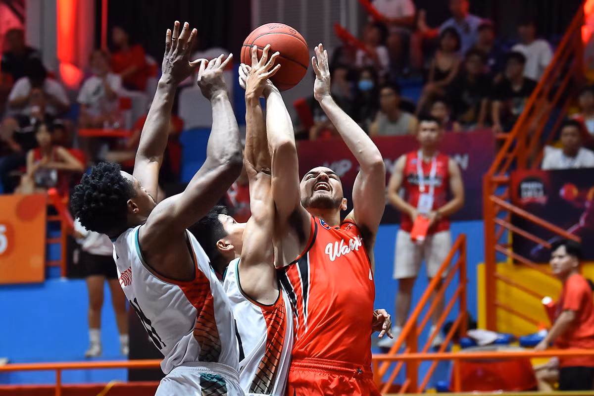 Các học trò của huấn luận viên Phan Thanh Cảnh chủ động hai kèm một với các ngoại binh của đối thủ. Cách phòng thủ này khiến Holloman hay Guillozet không thể tận dụng thể hình để thoải mái ghi điểm như trước. Các học trò của huấn luận viên Phan Thanh Cảnh chủ động hai kèm một với các ngoại binh của đối thủ. Cách phòng thủ này khiến Holloman hay Guillozet không thể tận dụng thể hình để thoải mái ghi điểm như trước.