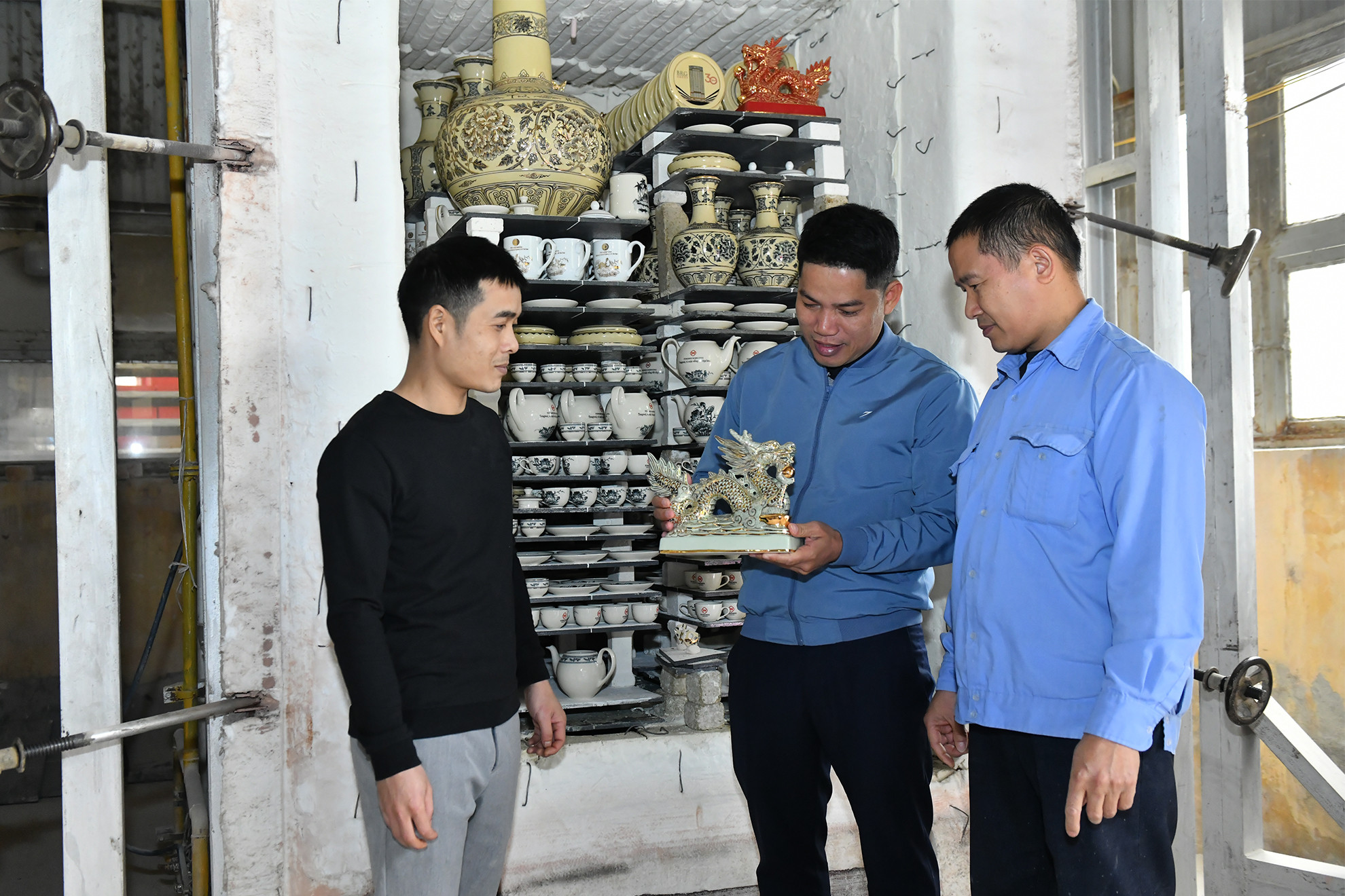 [Ảnh] Xưởng gốm Chu Đậu hối hả sản xuất hàng Tết ảnh 11