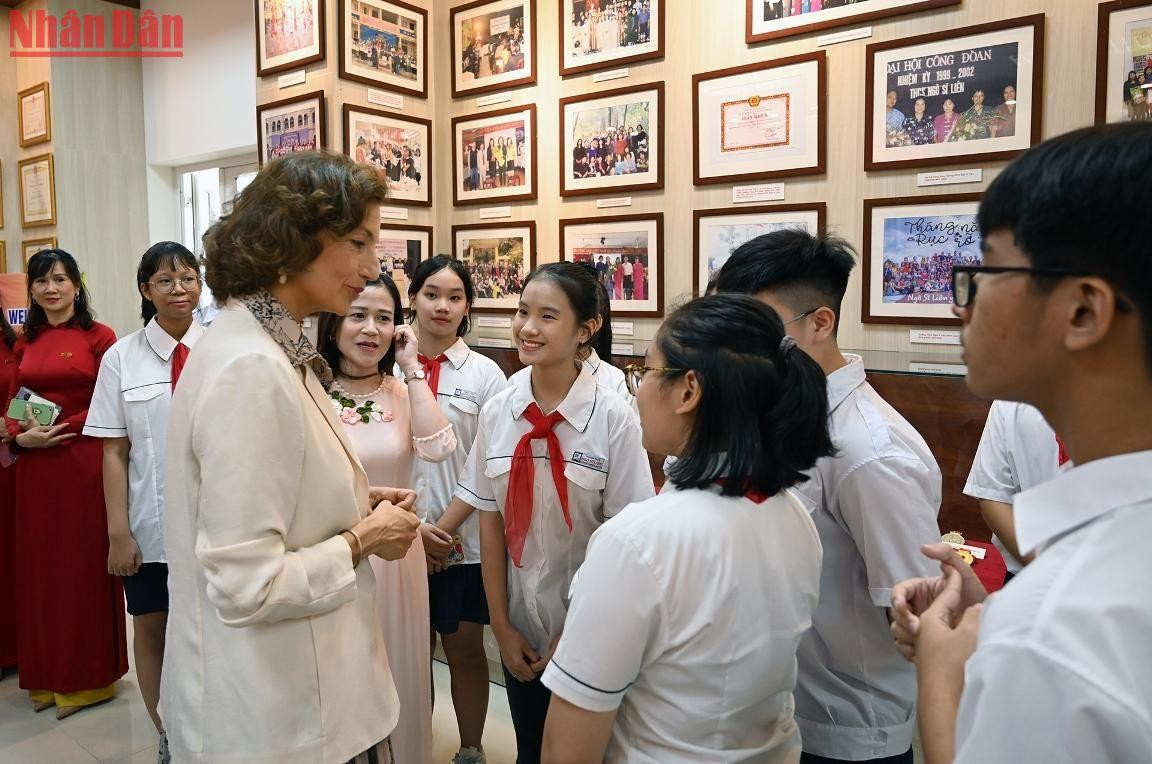 Tổng Giám đốc UNESCO Audrey Azoulay trò chuyện với giáo viên và học sinh nhà trường.