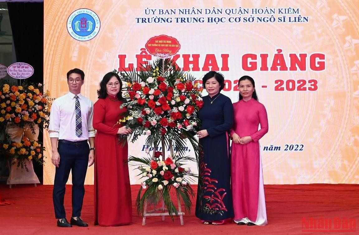 Thứ trưởng Giáo dục và Đào tạo Ngô Thị Minh tặng hoa chúc mừng nhà trường.