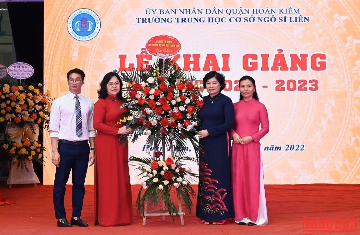 Thứ trưởng Giáo dục và Đào tạo Ngô Thị Minh tặng hoa chúc mừng nhà trường.