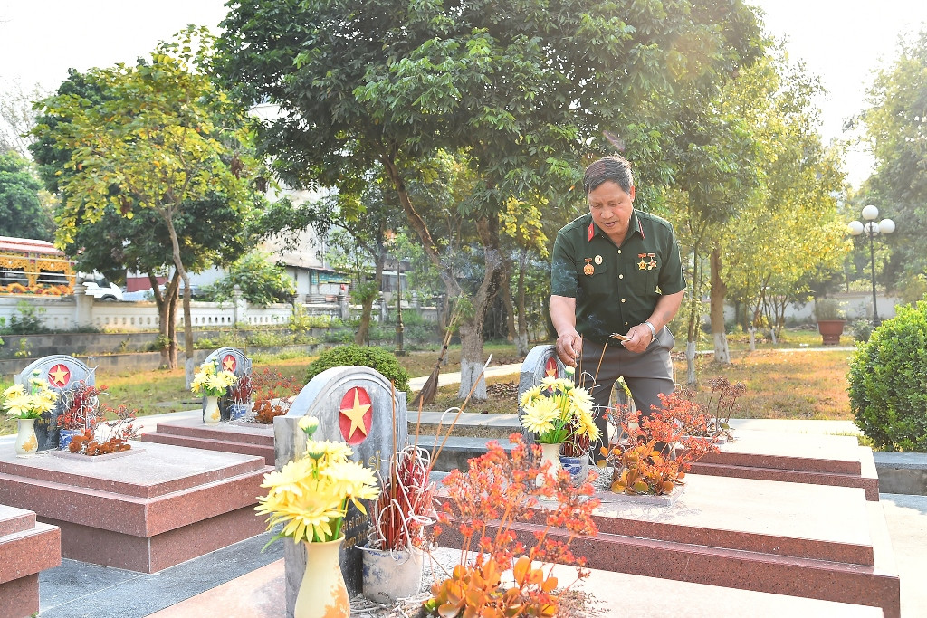 Thắp nén nhang thơm tưởng nhớ các Anh hùng, liệt sĩ đã hy sinh trên chiến trường Điện Biên Phủ, các cựu chiến binh đều bồi hồi xúc động khi được nhìn lại quá khứ, lịch sử vẻ vang mà các thế hệ cha anh đi trước đã hy sinh xương máu để mỗi chúng ta có được độc lập tự do hôm nay. Mỗi lần đến đây những người lính năm xưa lại nhớ đến Bác Hồ, nhớ đến Đại tướng Võ Nguyên Giáp, nhớ đến các Anh hùng, liệt sĩ đã hy sinh nằm lại ở chiến trường này.