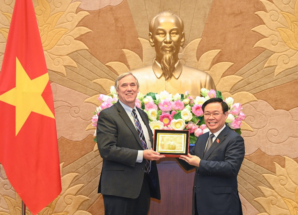 Chủ tịch Quốc hội Vương Đình Huệ tặng quà lưu niệm cho Thượng nghị sĩ bang Oregon Jeff Merkley.