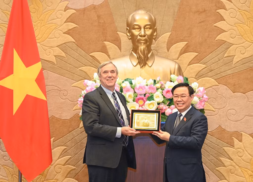 Chủ tịch Quốc hội Vương Đình Huệ tặng quà lưu niệm cho Thượng nghị sĩ bang Oregon Jeff Merkley.