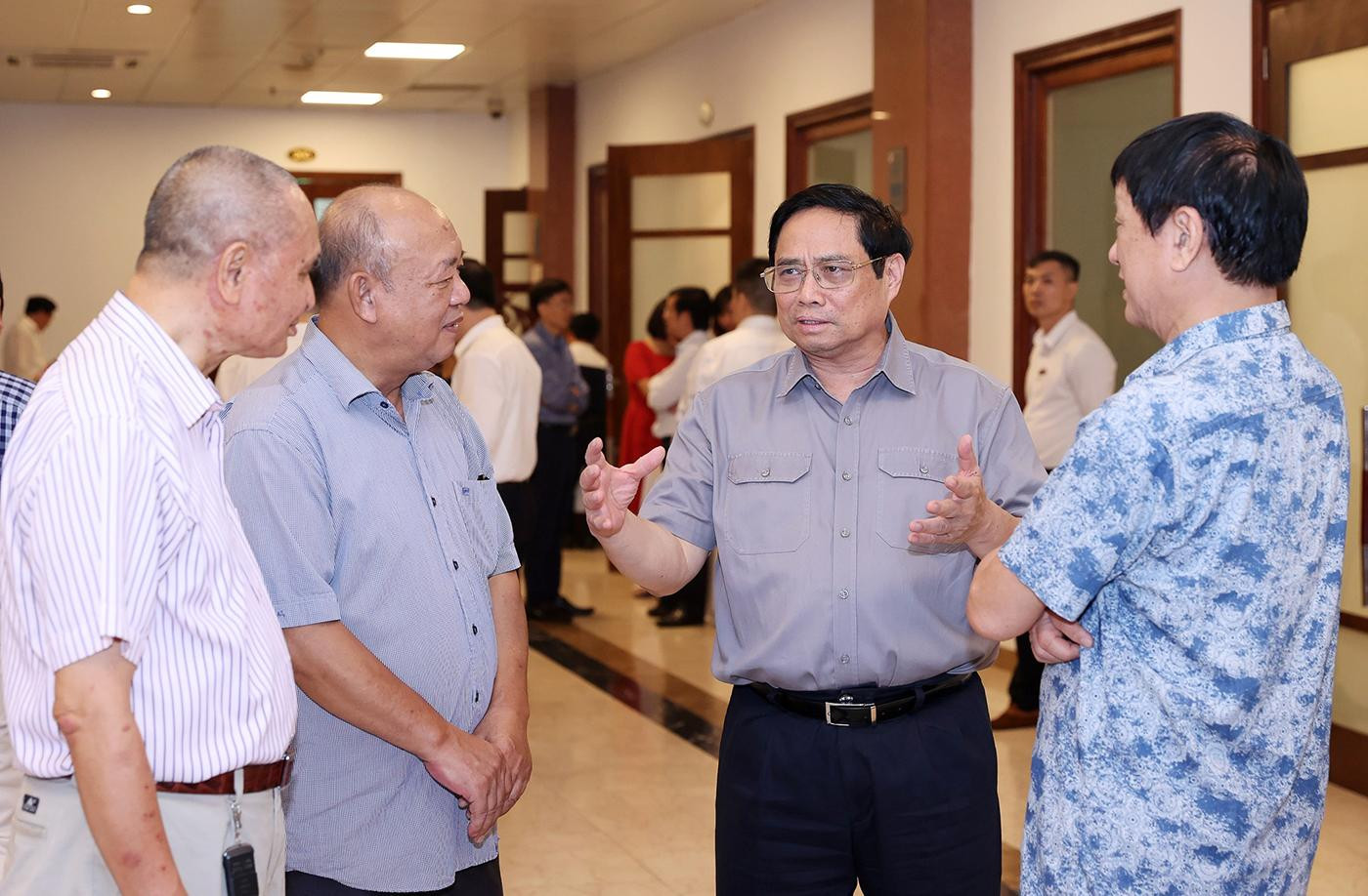 Thủ tướng Phạm Minh Chính trao đổi với các chuyên gia tại Hội nghị.