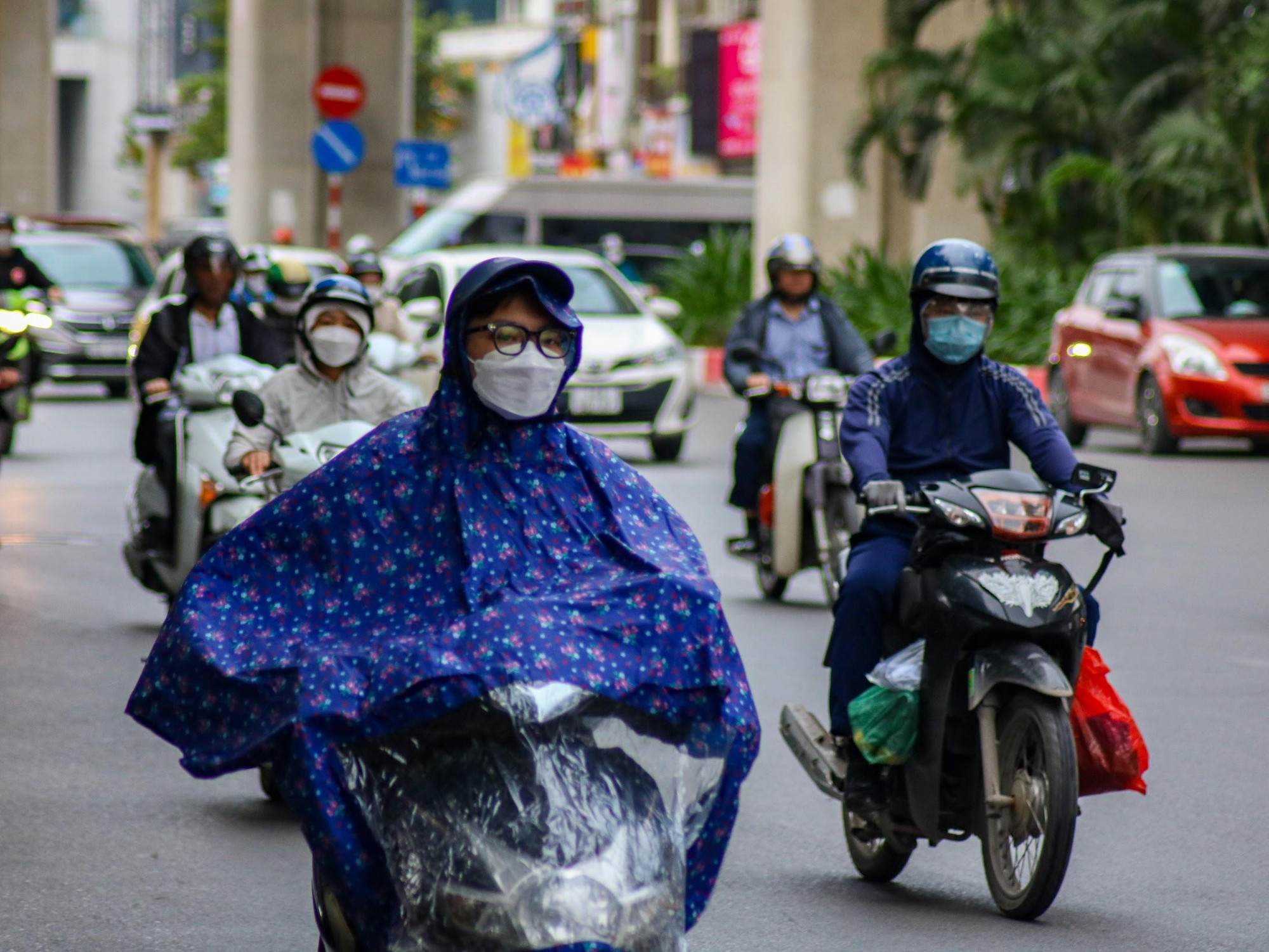 Một số nơi còn có những cơn mưa bất chợt, đúng vào lúc người dân đang trên đường di chuyển đến nơi làm việc.