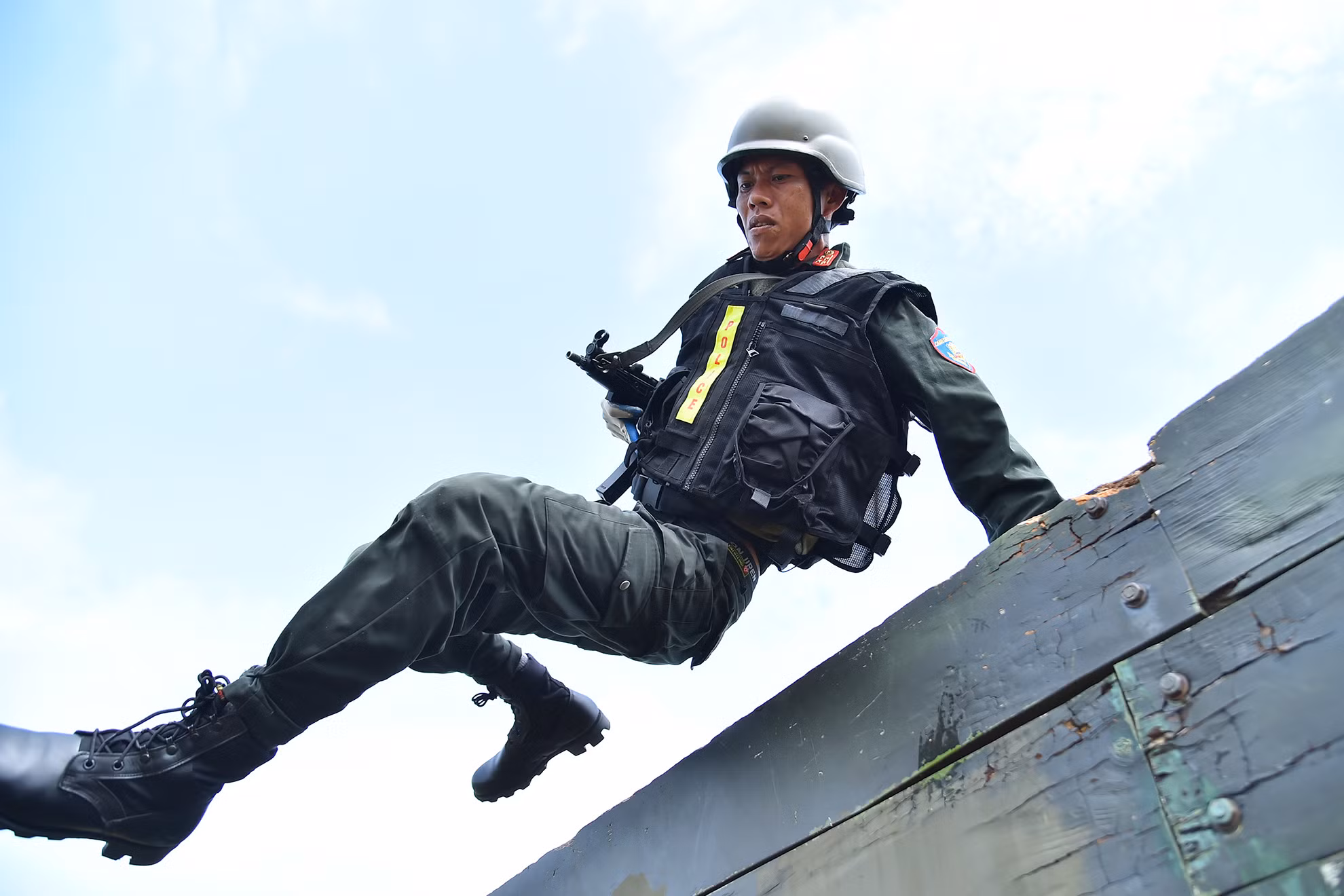 Các chiến sĩ phải liên tục vượt các loại vật cản theo đội hình, mang đậm tính chất nghiệp vụ của lực lượng phòng, chống khủng bố. Các chiến sĩ phải liên tục vượt các loại vật cản theo đội hình, mang đậm tính chất nghiệp vụ của lực lượng phòng, chống khủng bố.