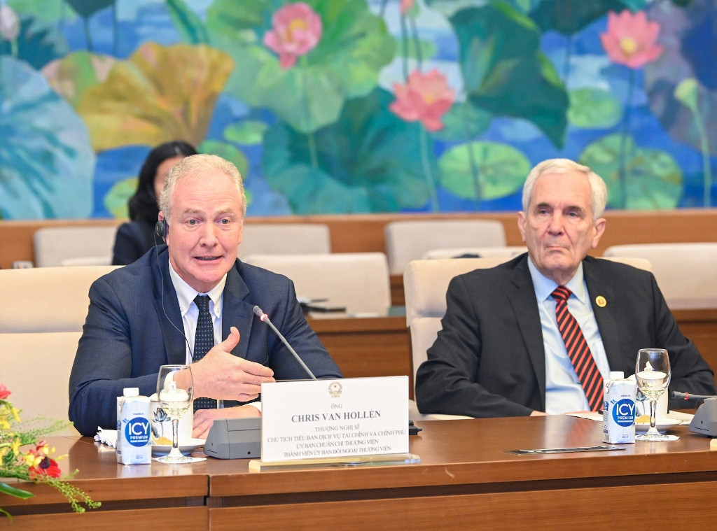 Thượng nghị sĩ Chris Van Hollen phát biểu tại cuộc tiếp.