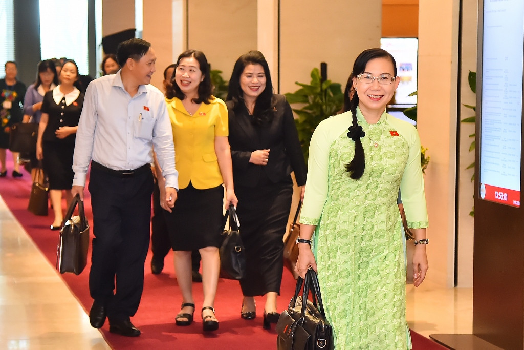 Các đại biểu Quốc hội tới dự phiên thảo về tình hình kinh tế-xã hội và ngân sách nhà nước.