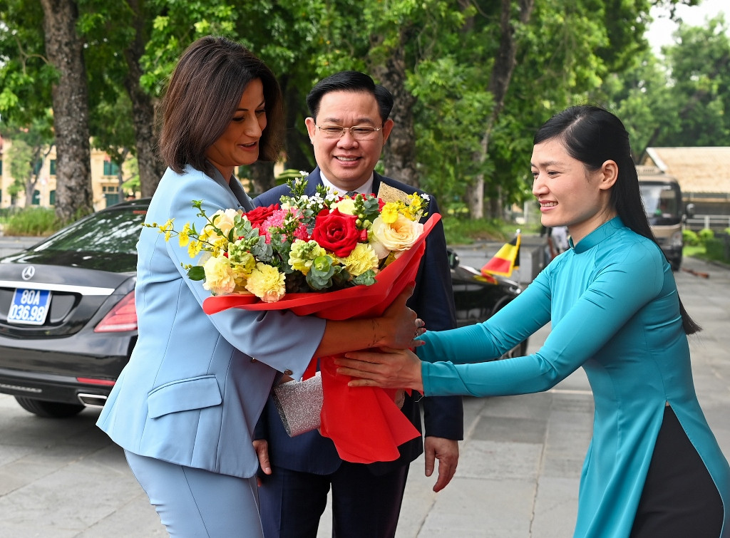 Lễ tân Văn phòng Quốc hội tặng hoa chào mừng Chủ tịch Thượng viện Vương quốc Bỉ Stephanie D’Hose.