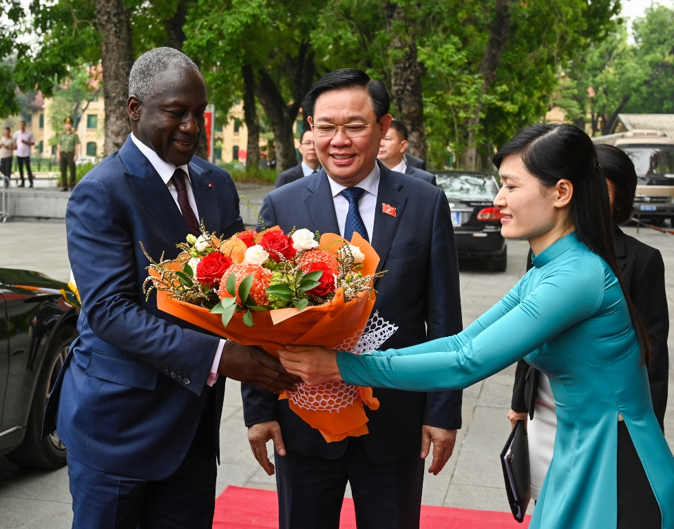 Lễ tân Văn phòng Quốc hội tặng hoa chúc mừng Chủ tịch Quốc hội Cộng hòa Bờ Biển Ngà Adama Bictogo.