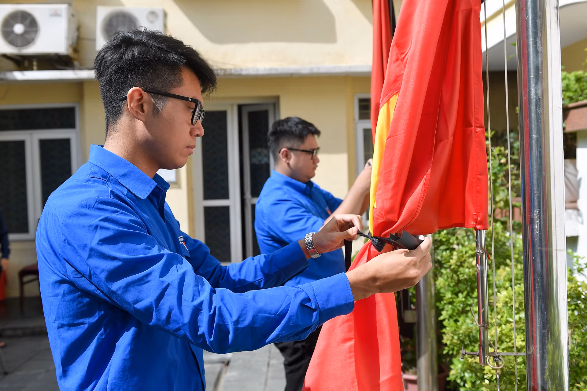 Tại Thành đoàn Hà Nội, sáng 22/7, cán bộ, đoàn viên đã thực hiện treo cờ rủ để tưởng nhớ Tổng Bí thư Nguyễn Phú Trọng.