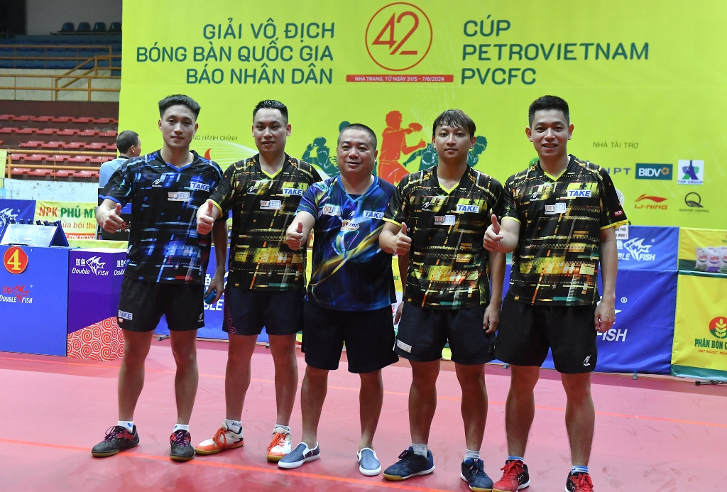 Đội Hà Nội 1 ăn mừng chức vô địch đồng đội nam. Đội Hà Nội 1 ăn mừng chức vô địch đồng đội nam.