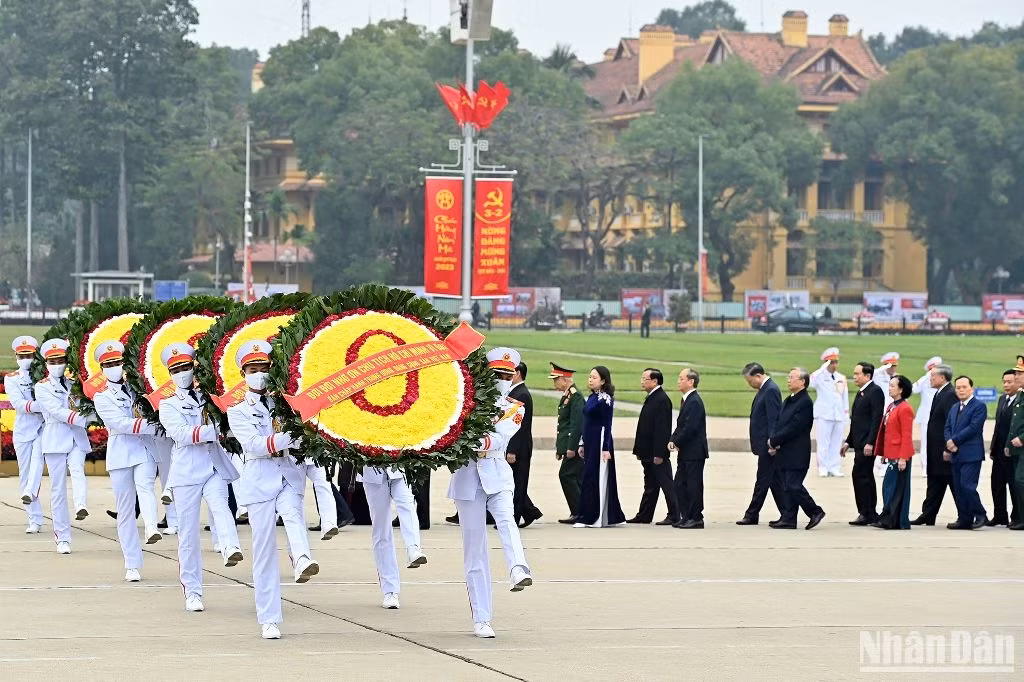 Các đồng chí lãnh đạo, nguyên lãnh đạo Đảng, Nhà nước vào Lăng viếng Chủ tịch Hồ Chí Minh.