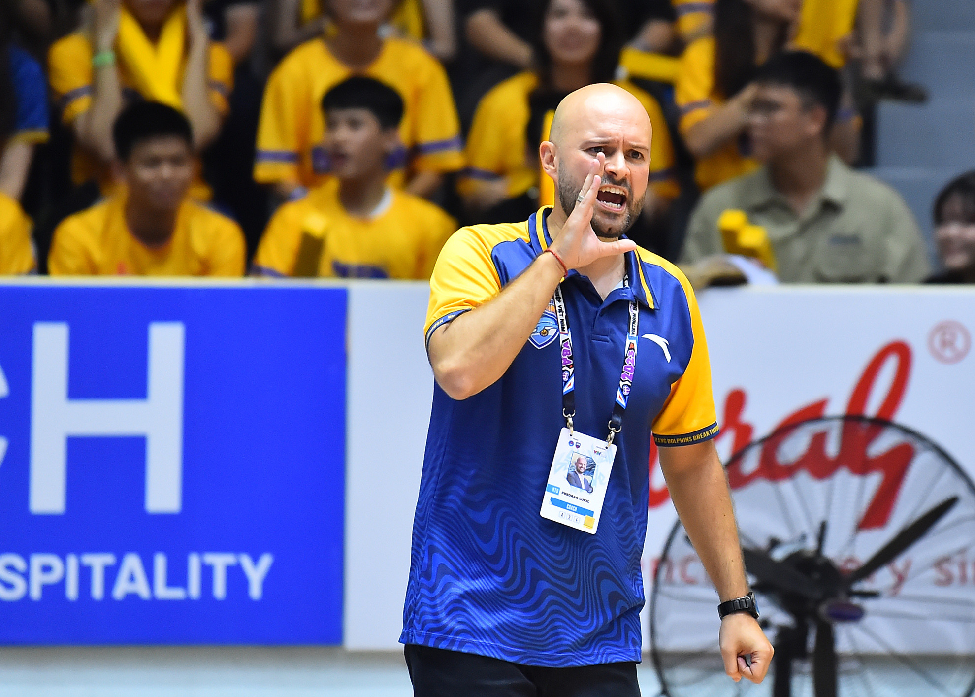 Huấn luyện viên Predrag Lukic liên tục chỉ đạo sát sao các học trò trong từng pha bóng trên sân.