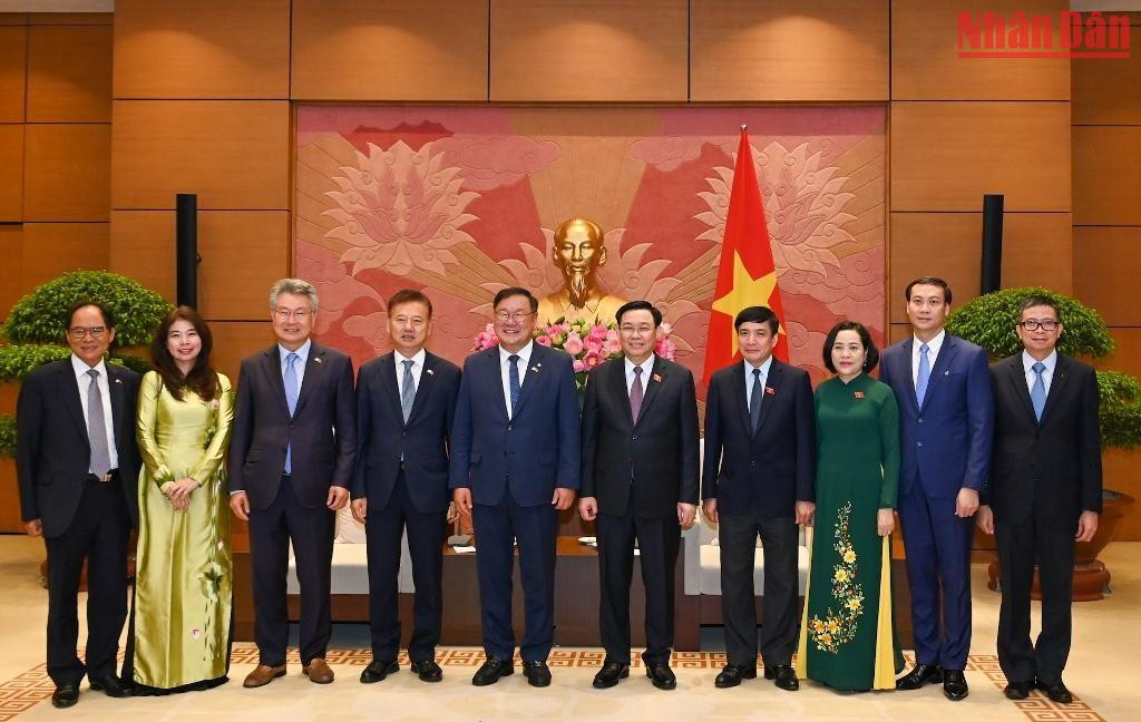 Chủ tịch Quốc hội Vương Đình Huệ và Chủ tịch nhóm Nghị sĩ hữu nghị Hàn Quốc-Việt Nam cùng đại biểu hai nước chụp ảnh lưu niệm tại buổi tiếp.