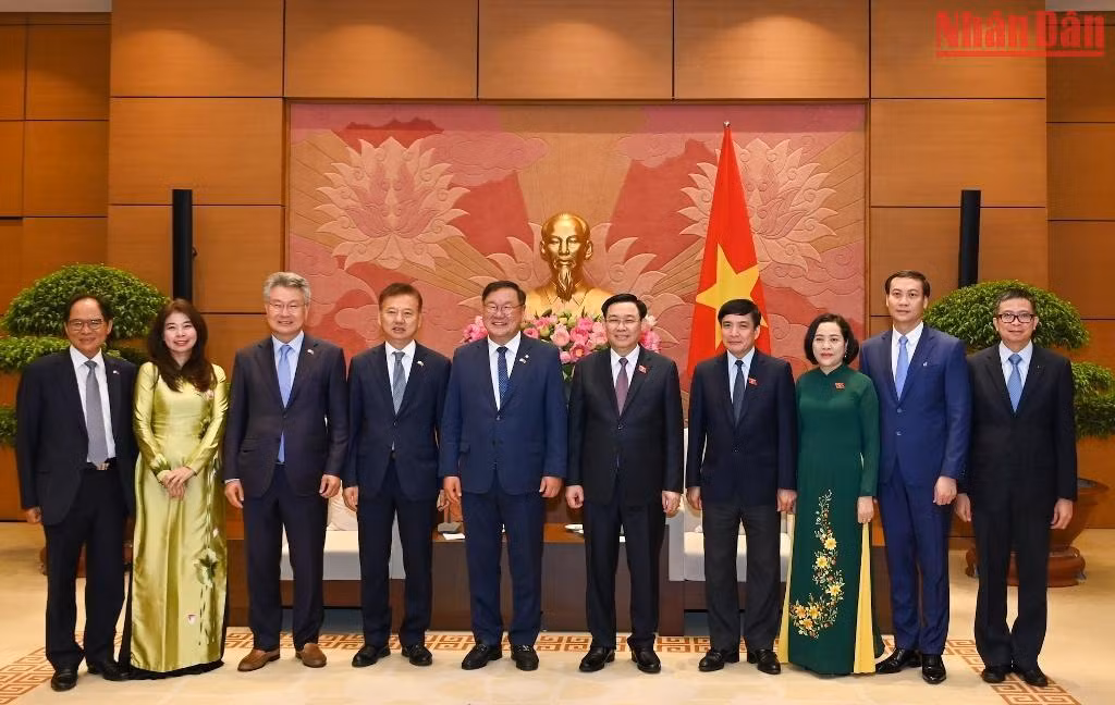 Chủ tịch Quốc hội Vương Đình Huệ và Chủ tịch nhóm Nghị sĩ hữu nghị Hàn Quốc-Việt Nam cùng đại biểu hai nước chụp ảnh lưu niệm tại buổi tiếp. Chủ tịch Quốc hội Vương Đình Huệ và Chủ tịch nhóm Nghị sĩ hữu nghị Hàn Quốc-Việt Nam cùng đại biểu hai nước chụp ảnh lưu niệm tại buổi tiếp.