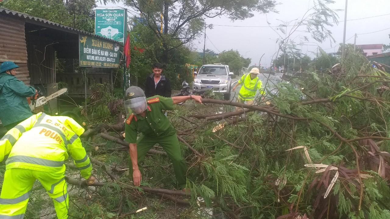 Công an xã Phong Hiền phối hợp các lực lượng xử lý cây gãy tại QL1A, đoạn qua Phong an, huyện Phong Điền.