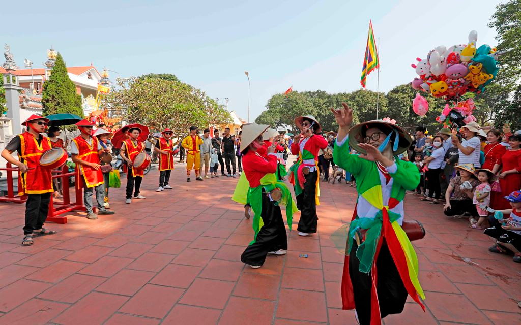Múa “con đĩ đánh bồng” do những nam thanh niên đóng giả nữ được biểu diễn tại lễ hội thu hút đông đảo người xem.
