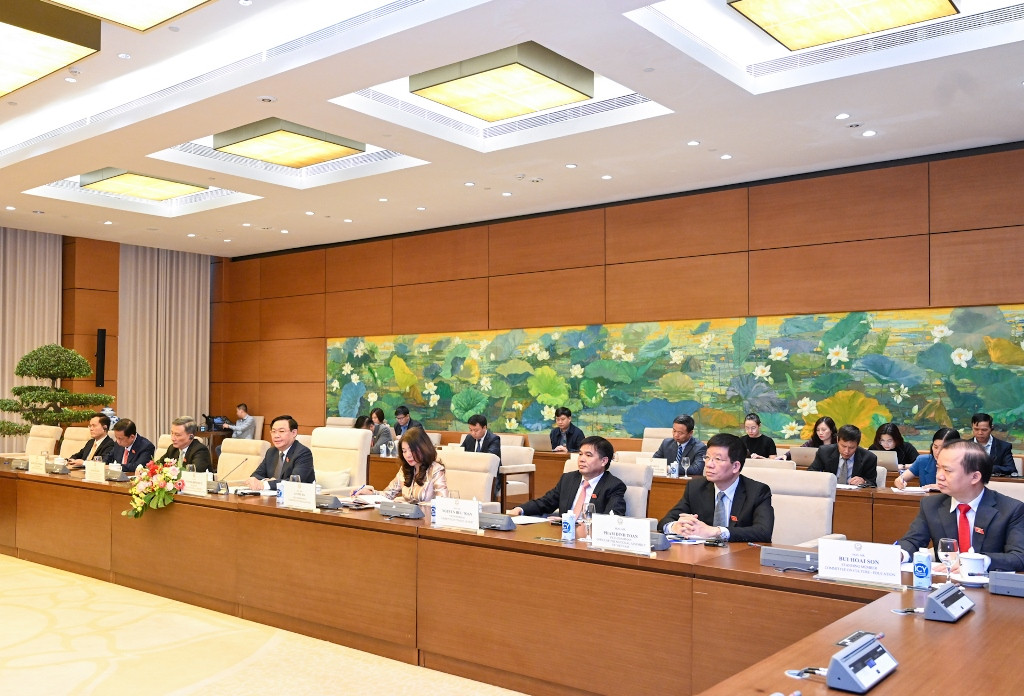 Các thành viên Quốc hội Việt Nam và các đại biểu dự cuộc tiếp.