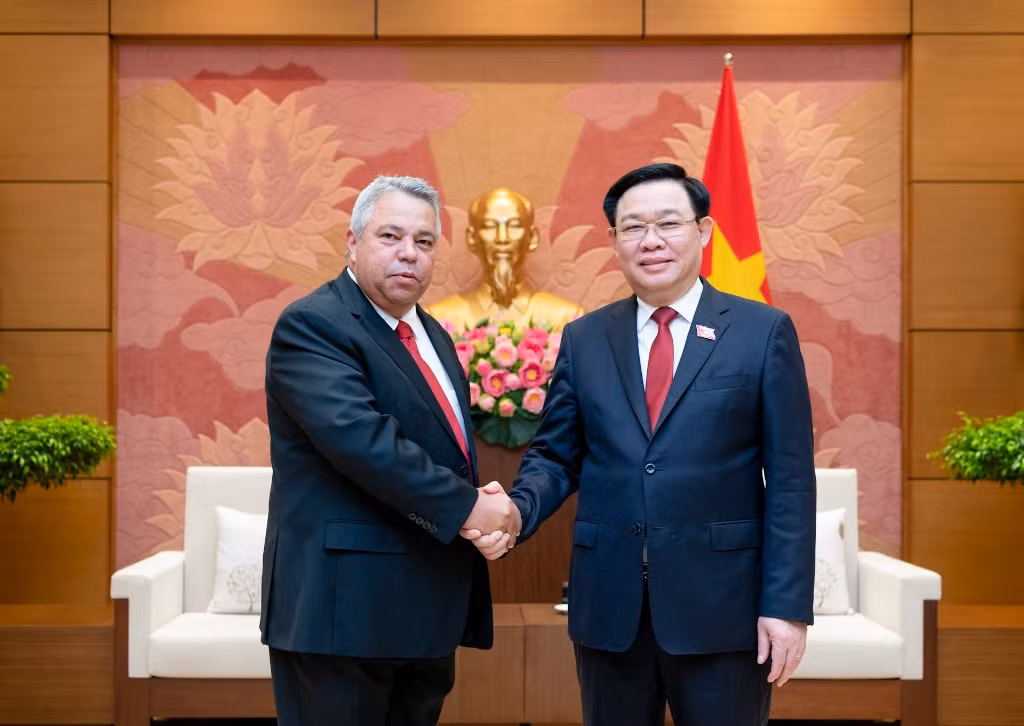 Chủ tịch Quốc hội Vương Đình Huệ chào mừng Tổng Thư ký Trung tâm Những người lao động Cuba Ulises Guilarte De Nacimiento. Chủ tịch Quốc hội Vương Đình Huệ chào mừng Tổng Thư ký Trung tâm Những người lao động Cuba Ulises Guilarte De Nacimiento.