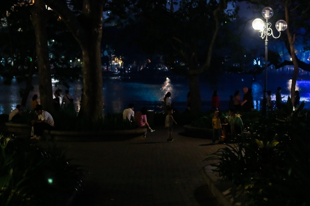 [Ảnh] Phố đi bộ Hồ Gươm thực hiện tiết kiệm điện ảnh 14