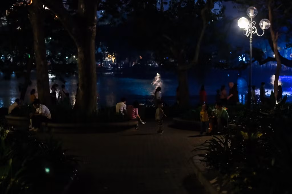 [Ảnh] Phố đi bộ Hồ Gươm thực hiện tiết kiệm điện ảnh 14